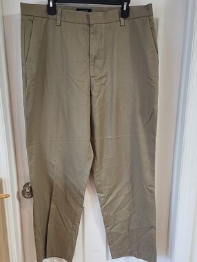 Dockers Men's Olive Green Chinos